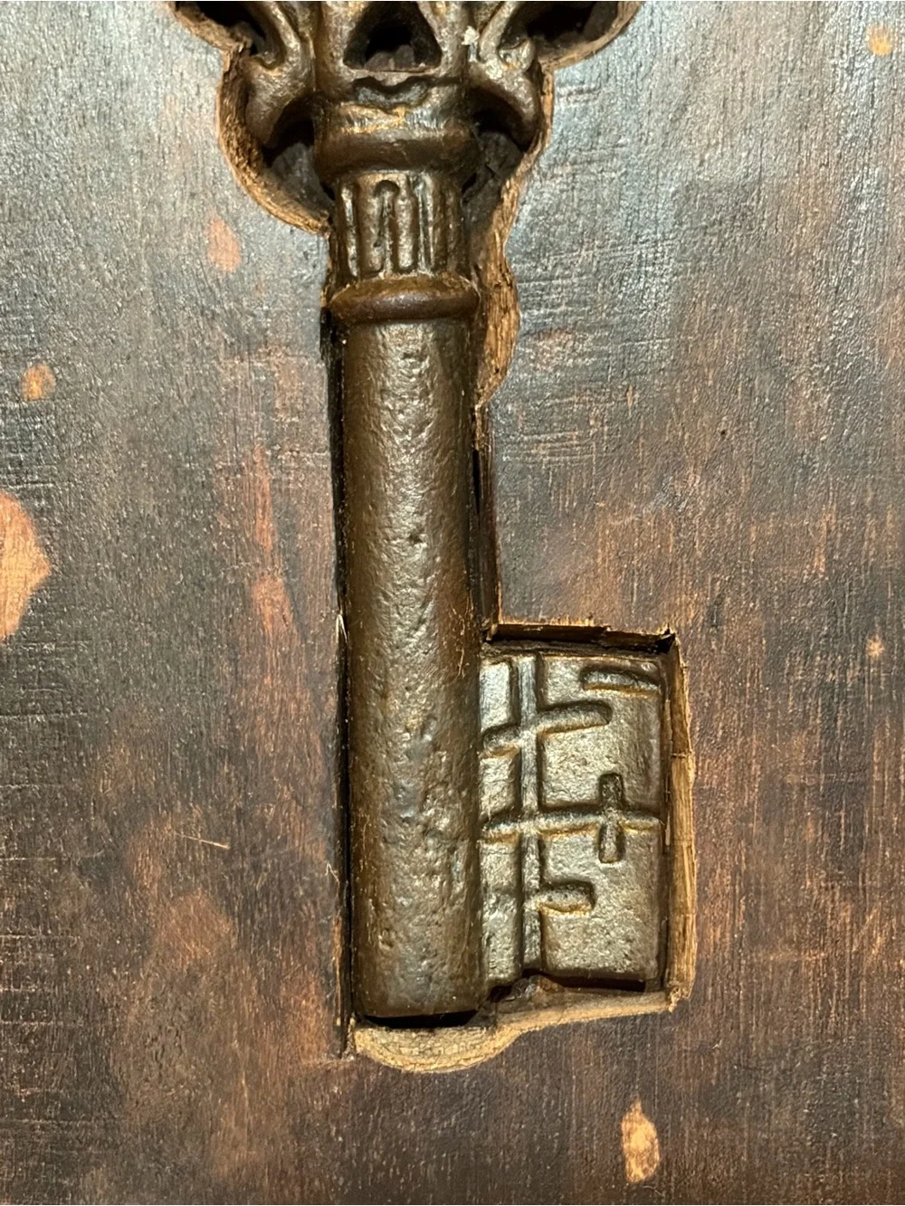 Vintage- 🖤 Set of 2 wall plaques featuring a Cast-Iron Skeleton Key- Heavy Wood
